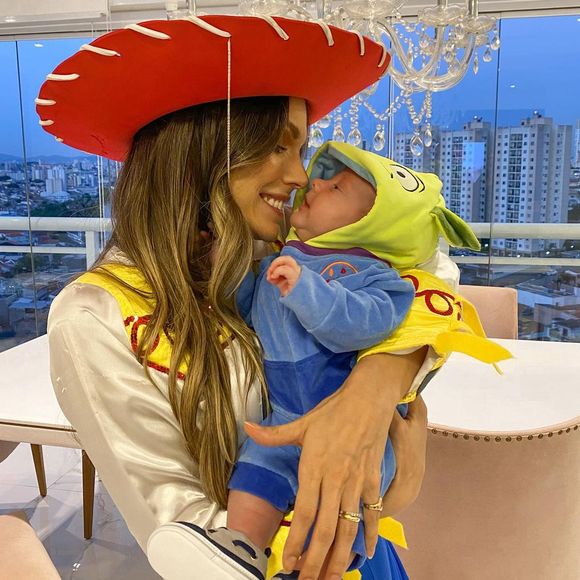 Filho de Flávia Viana passa bem durante internação