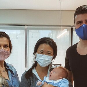 Filho de Flávia Viana é internado por ser muito novo