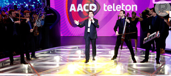 Daniel cantou com a Família Lima na abertura da edição 2014 do Teleton