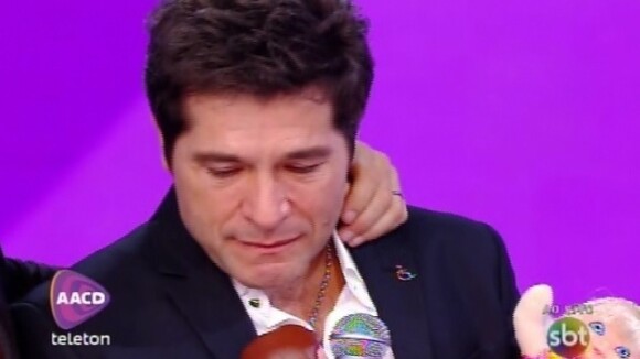 Liberado pela Globo, Daniel abre Teleton e chora ao lembrar de Hebe Camargo