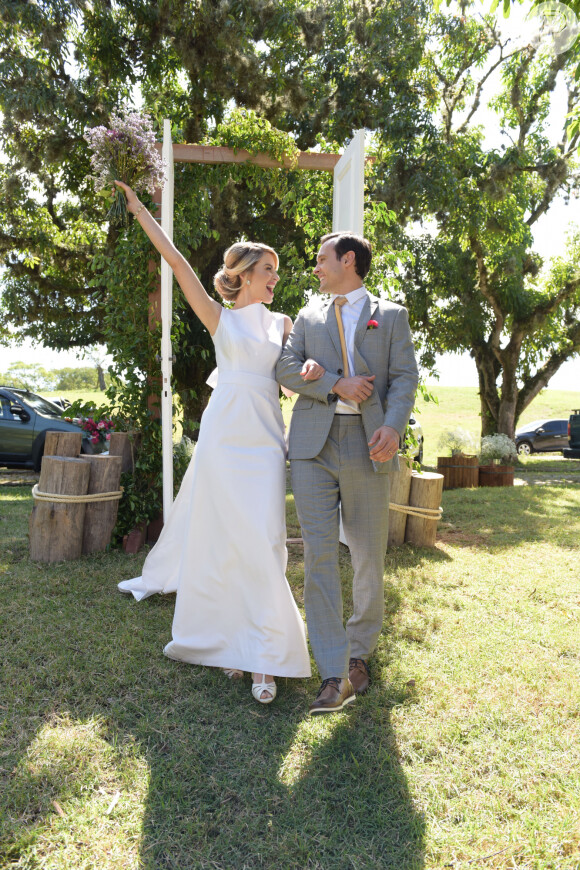 Fernanda (Bárbara França) usou vestido elegante para casamento com Pedro Antônio (Guilherme Dellorto) na novela 'Amor Sem Igual'