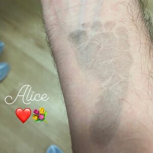 Marcelo Adnet exibe marca do pézinho da filha após nascimento, neste domingo, 06 de dezembro de 2020