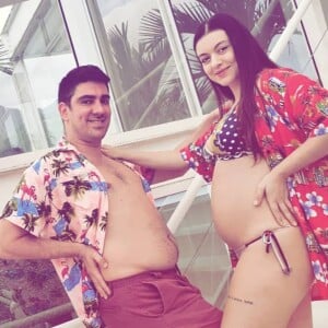 Marcelo Adnet zoa a mulher, Patrícia Cardoso, ao fazer foto da barriga