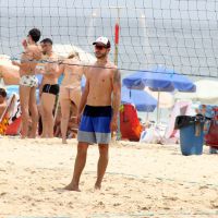 Rodrigo Hilbert mostra boa forma ao jogar futevôlei em praia do Rio