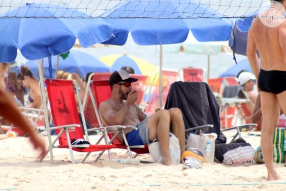 Rodrigo Hilbert come uma sobremesa após jogar futevôlei na praia