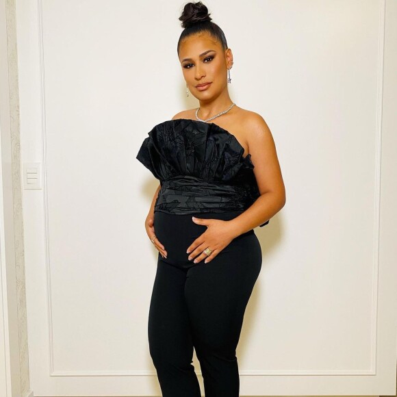 Dupla de Simaria, Simone dança com vestido justo