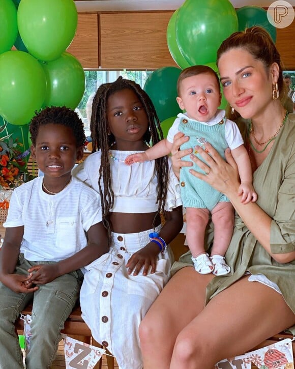Giovanna Ewbank posa com os três filhos, Títi, Bless e Zyan