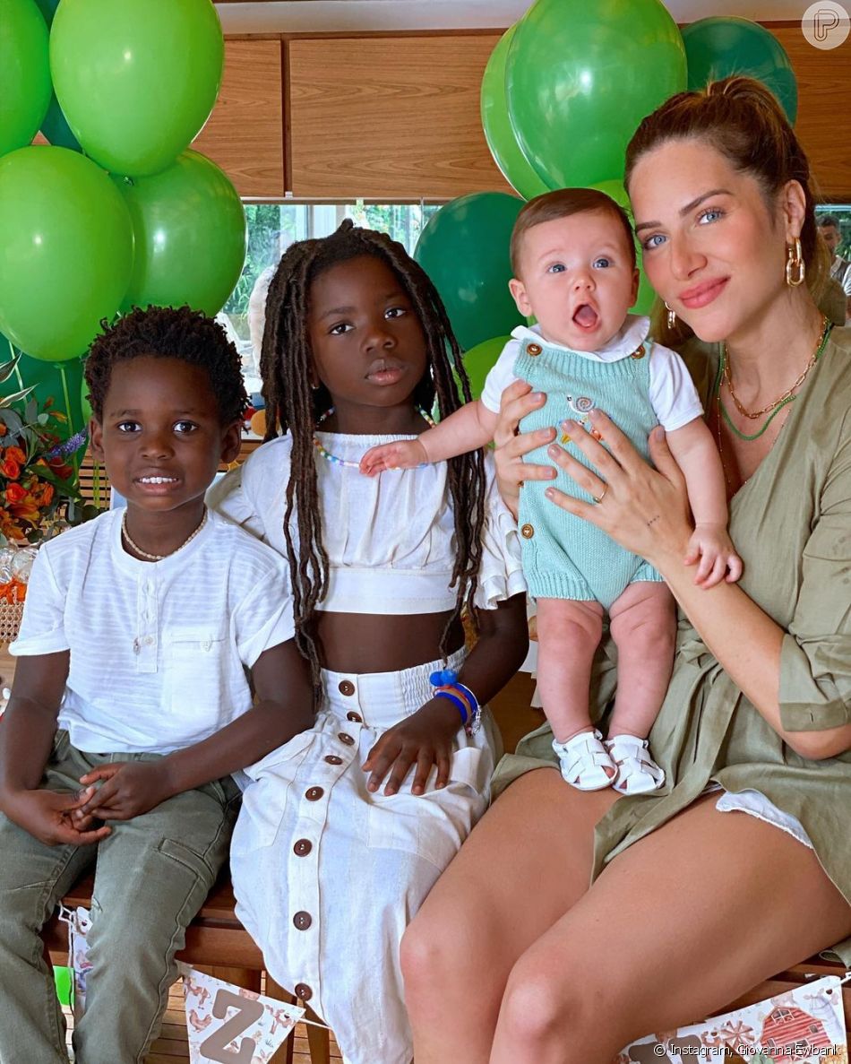 Giovanna Ewbank posa com os três filhos Títi Bless e Zyan Purepeople