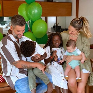 Bruno Gagliasso e Giovanna Ewbank se divertem com os três filhos em fotos