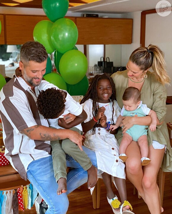 Bruno Gagliasso e Giovanna Ewbank se divertem com os três filhos em fotos