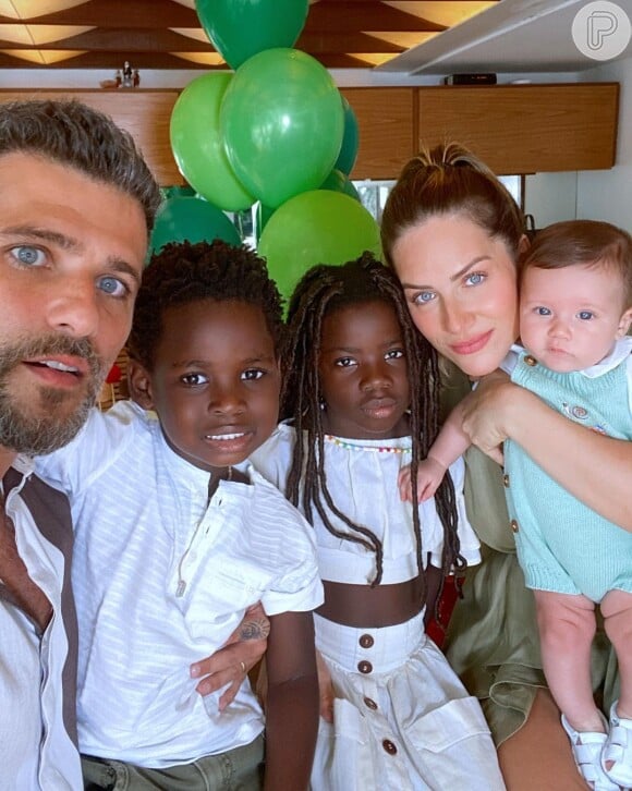 Giovanna Ewbank faz foto com o marido, Bruno Gagliasso, e os três filhos, Títi, Bless e Zyan