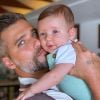 Bruno Gagliasso posou abraçado ao filho mais novo, Zyan, em comemoração pelos quatro meses de vida do menino
