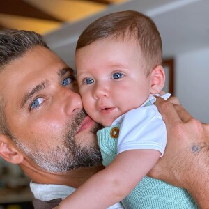 Bruno Gagliasso posou abraçado ao filho mais novo, Zyan, em comemoração pelos quatro meses de vida do menino