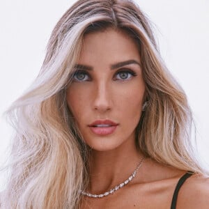 Aline Gotschalg indica o que fazer após praia: 'Imediatamente ao sair do mar eu tomo um banho de água doce e depois uso uma boa máscara de hidratação'