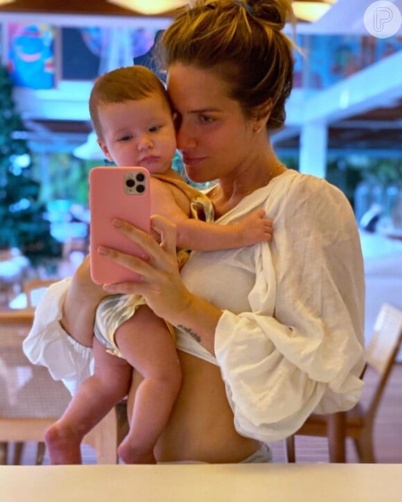 Filho de Giovanna Ewbank e Bruno Gagliasso já aprendeu a olhar para a câmera na hora da selfie