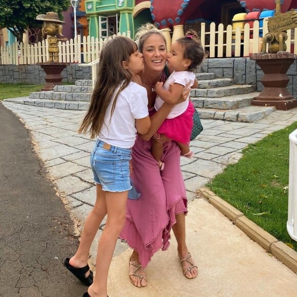 Filhas de Ticiane Pinheiro roubam a cena em foto com mãe