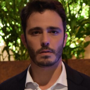 Na novela 'Amor Sem Igual', Tobias (Thiago Rodrigues) se nega a fazer perícia nas mãos após matar o pai, Ramiro (Juan Alba), no capítulo de terça-feira, 29 de dezembro de 2020
