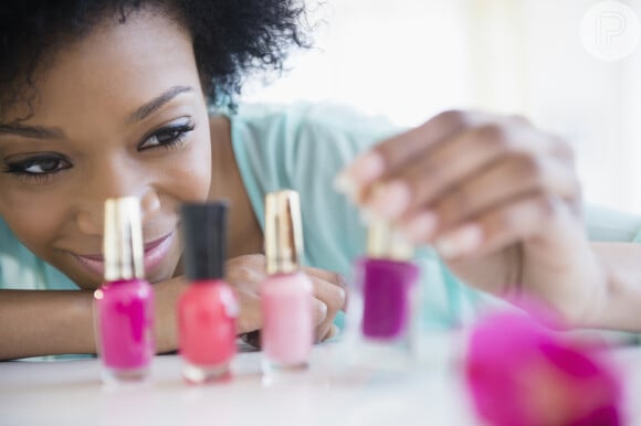 Escolher esmaltes que não tenham ingredientes que causem danos às unhas