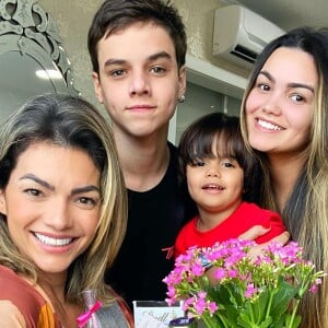 Kelly Key homenageou os filhos, Suzanna, Jaime e Artur, na internet