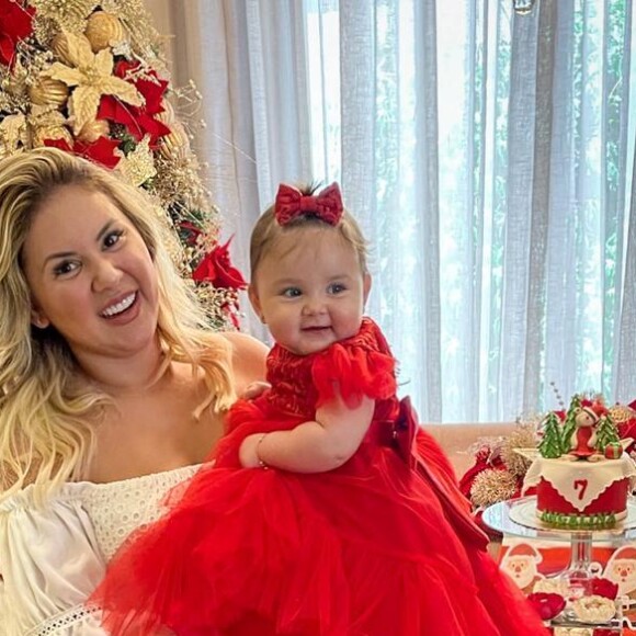 Natália Toscano posou com a filha para mostrar a mesa do bolo