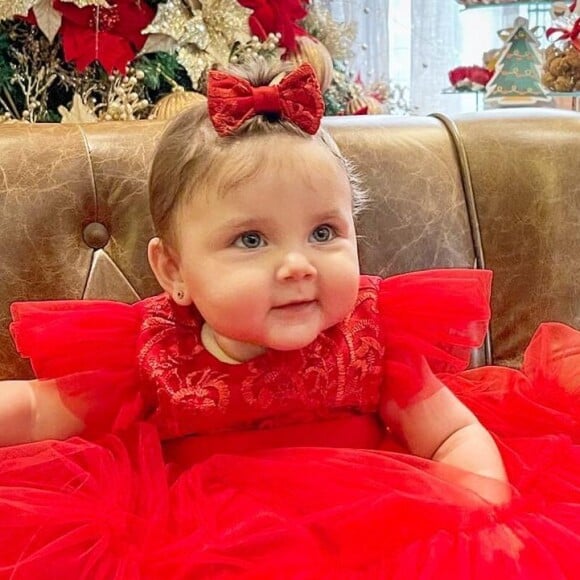 Filha de Zé Neto e Natália Toscano, Angelina encantou a web com seu look de Natal