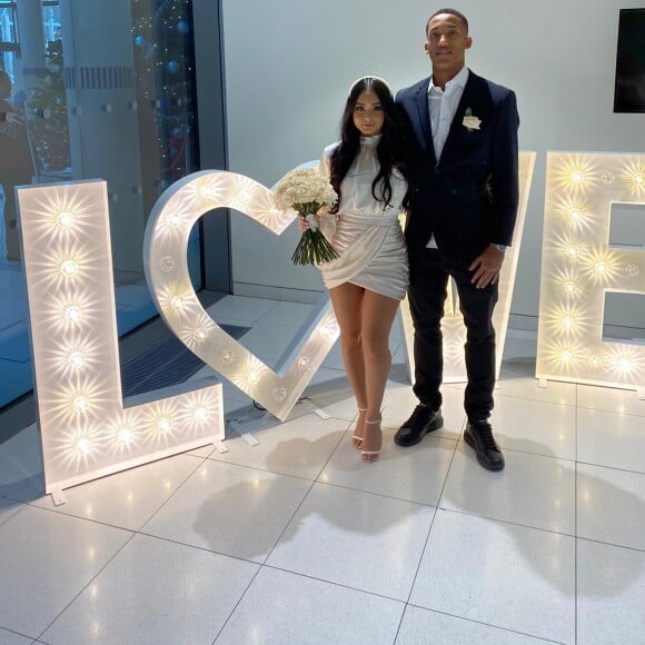 'A gente casou porque a gente quis, não importa se a gente tem quatro meses de namoro, se a gente quisesse casar a gente ia casar', disparou Carol Assis