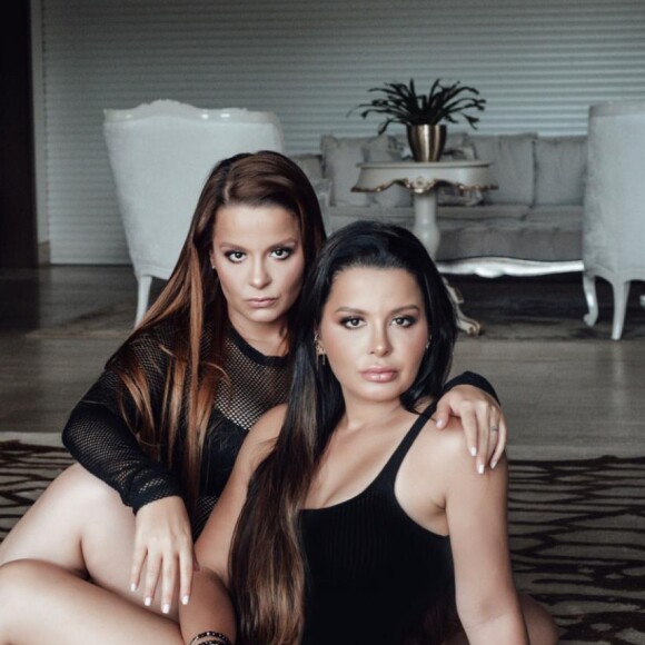 Maiara e Maraisa usam looks decotados em sessão de fotos