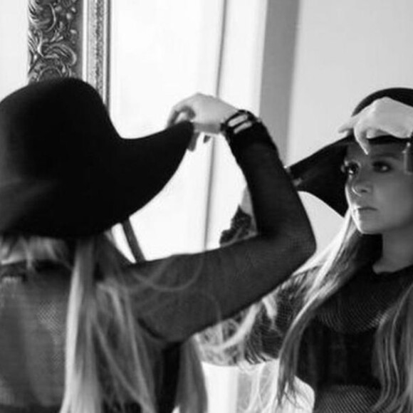 Maiara aposta em body com transaprência e chapéu