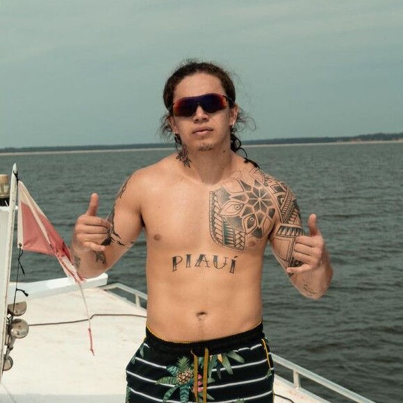 Perfil afirma que namorada de Whindersson Nunes quis manter a intervenção estética fora dos holofotes