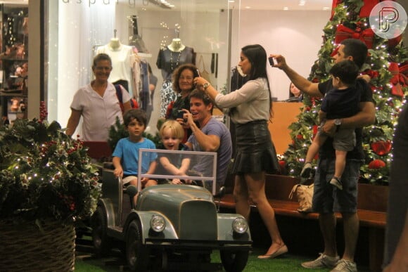Pai presente, o ator levou o filho para conhecer o 'carrinho do papai Noel'