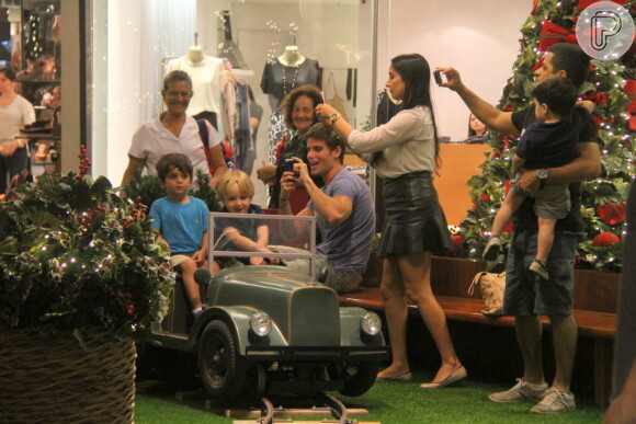 Jonatas Faro mostra ao filho, Guy, a decoração de Natal do Shopping Fashion Mall, em São Conrado, na Zona Sul do Rio de Janeiro