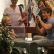 Jonatas Faro leva filho, Guy, para conhecer decoração de Natal de shopping no RJ