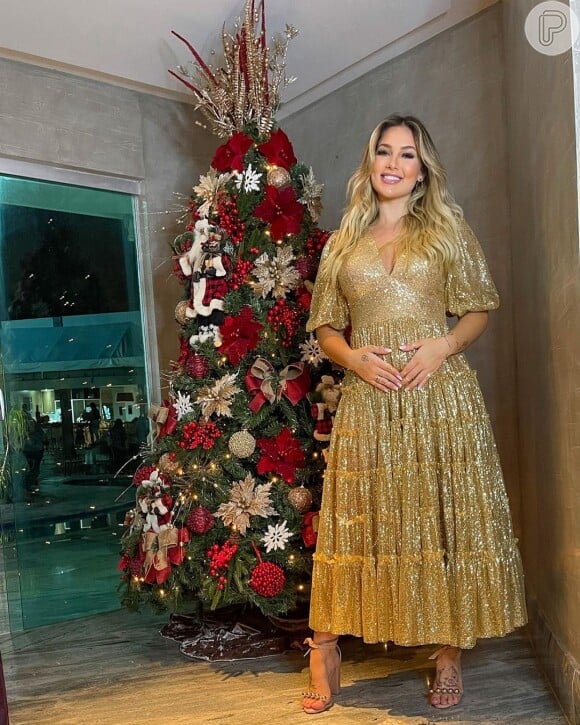 Virgínia Fonseca apostou no vestido dourado com decote e mangas bufantes da marca Amarante Brand