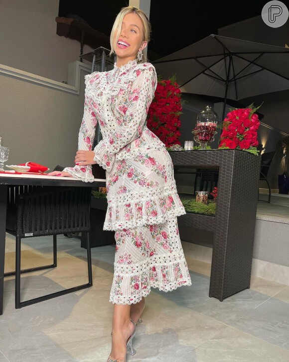 Vestido romântico foi escolha de Flavia Pavanelli no Natal: peça mídi com estampa floral, detalhes em rendas e camadas