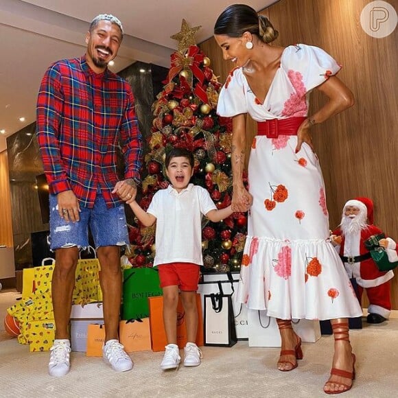 Aline Gotschalg completa look de Natal com sandália de cordas vermelha