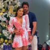 Emilly Araújo passa Natal com novo namorado e escolhe vestido curto romântico e com ombreiras 80's