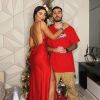 Namorada de Kevinho, Gabriela Versiani elege vestido longo com costas nuas como seu primeiro look de Natal 2020