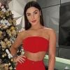Gabriela Versiani usa look alta costura de top e calça vermelha criado pela estilista Carla Queiroz no Natal 2020