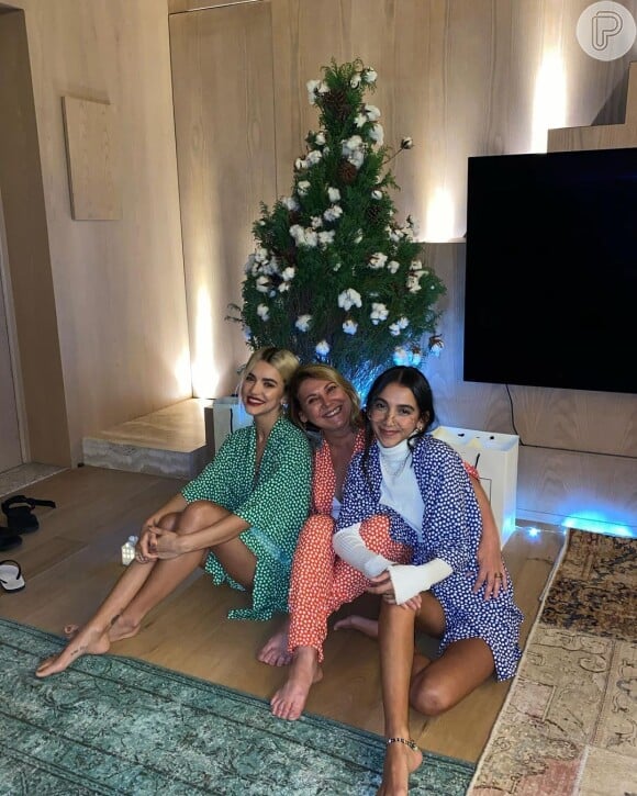 Manu Gavassi combina conjunto estampado de bolinha com look de Natal da mãe e irmã