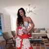 Suzanna Freitas usa vestido longo vermelho com estampa floral e rasteirinha em seu Natal 2020