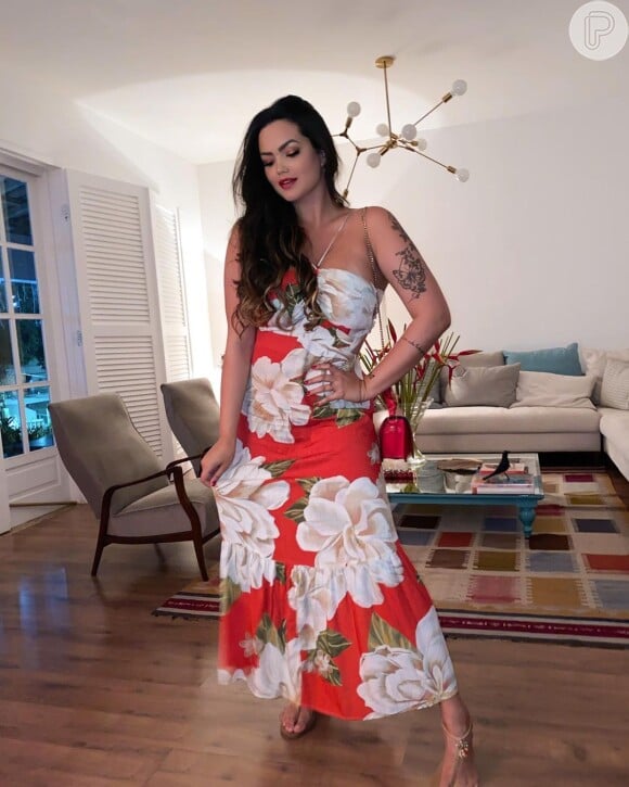 Suzanna Freitas usa vestido longo vermelho com estampa floral e rasteirinha em seu Natal 2020