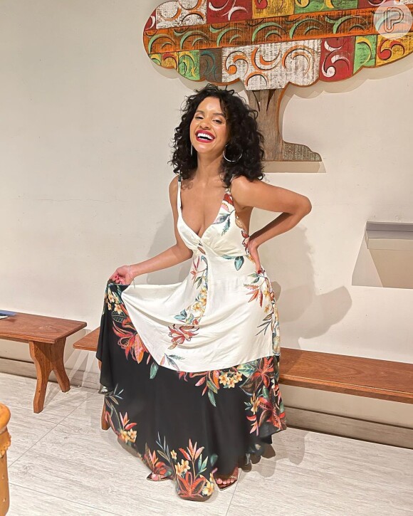 Gleici Damasceno usa vestido longo fluido com estampa floral no Natal 2020