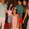 Vera Viel comemora Natal em família com blusa estampada de gola alta e bermuda vermelha