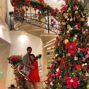 Árvore de Natal de Alexandre Pato e Rebeca Abravanel chama atenção em foto do casal