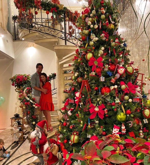 Árvore de Natal de Alexandre Pato e Rebeca Abravanel chama atenção em foto do casal