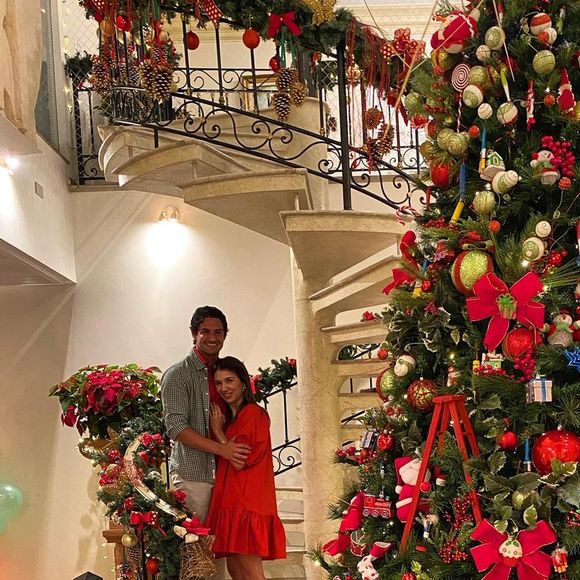 Árvore de Natal de Alexandre Pato e Rebeca Abravanel chama atenção em foto do casal
