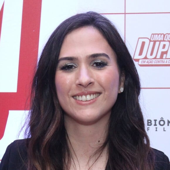 Tatá Werneck deixa corpo à mostra ao psar de top e saia jeans, em 26 de dezembro de 2020