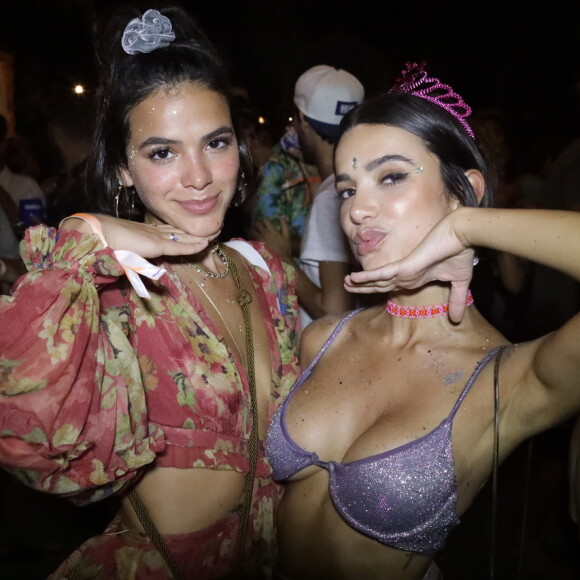 Bruna Marquezine e as ex-BBBs alugaram uma ilha em Angra dos Reis para o réveillon