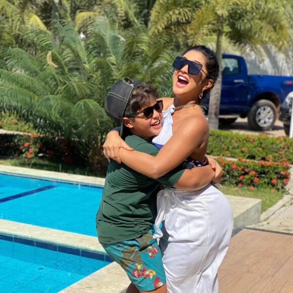 Mileide Mihaile  garante repetir roupas em looks e afasta polêmica