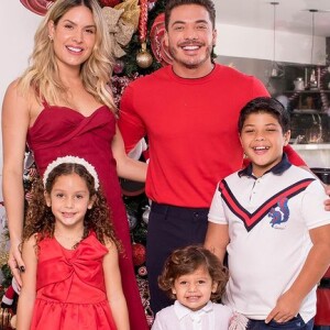 Filho de Wesley Safadão e Mileide Mihaile chamou atenção em foto de Natal